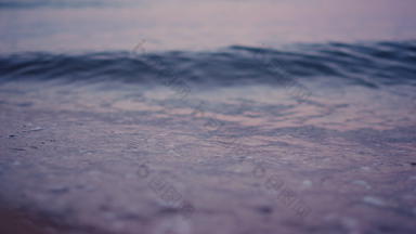 海洋波溅桑迪海滩慢运动海水挥舞着沙子海滩